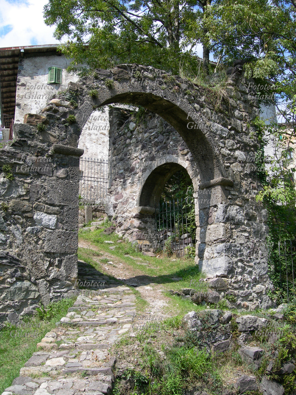 TASSO Resti della casa della famiglia Tasso, fondatori del servizio postale europeo. Il Cornello ha legato il suo nome a quello dellantica famiglia Tasso che dai più è conosciuta solo per aver dato i natali ai due grandi letterati Bernardo Tasso e suo figlio Torquato Tasso, autore della Gerusalemme Liberata, ma che in realtà può essere considerata una delle prime imprese multinazionali europee, dal momento che detenne per secoli il monopolio del servizio postale tra limpero tedesco e gli altri stati dEuropa. Cornello dei Tasso (Bergamo), XIII secolo