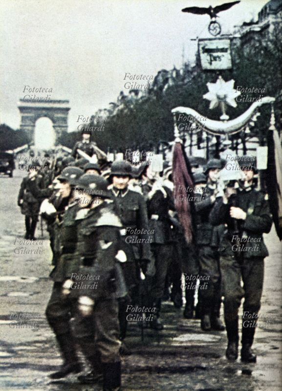 SECONDA GUERRA MONDIALE soldati tedeschi sfilano per gli Champs Elysées, Parigi occupata. Francia, 14 giugno 1940