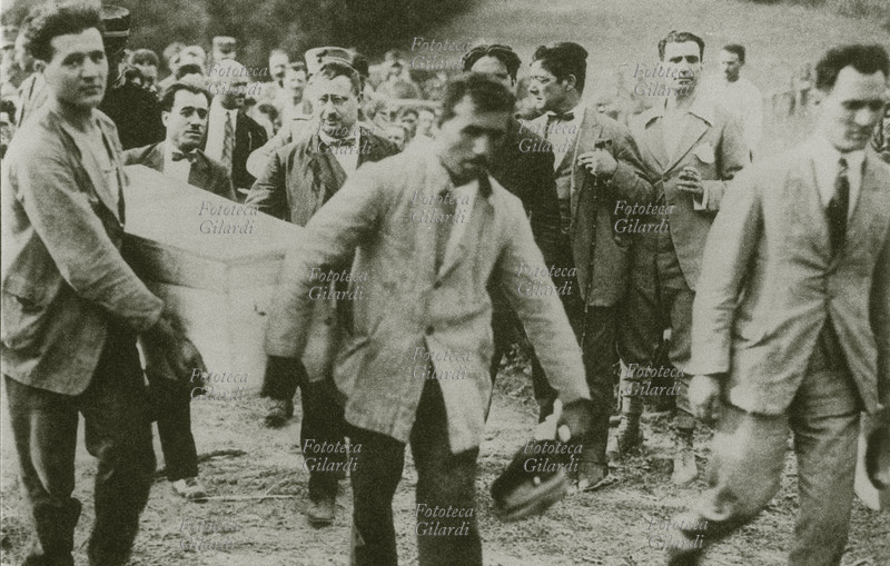 Giacomo MATTEOTTI (22 maggio 1885 – 10 giugno 1924), politico, giornalista e antifascista italiano, segretario del Partito Socialista Unitario. Le sue spoglie, ritrovate due mesi dopo la letale aggressione, vengono portate al cimitero di Riano Flaminio. L\