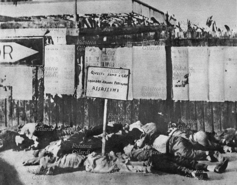II GUERRA MONDIALE Milano, piazzale Loreto: i corpi di 15 gappisti, ostaggi dei tedeschi fucilati nella piazza. La scritta del cartello dice: \