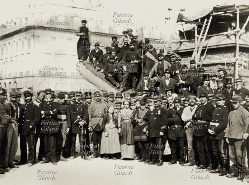 COMUNE DI PARIGI gruppo dei comunardi che ha abbattuto la Colonna Vendome. Tra loro alcune donne. Fotografia. Francia 16 maggio 1871