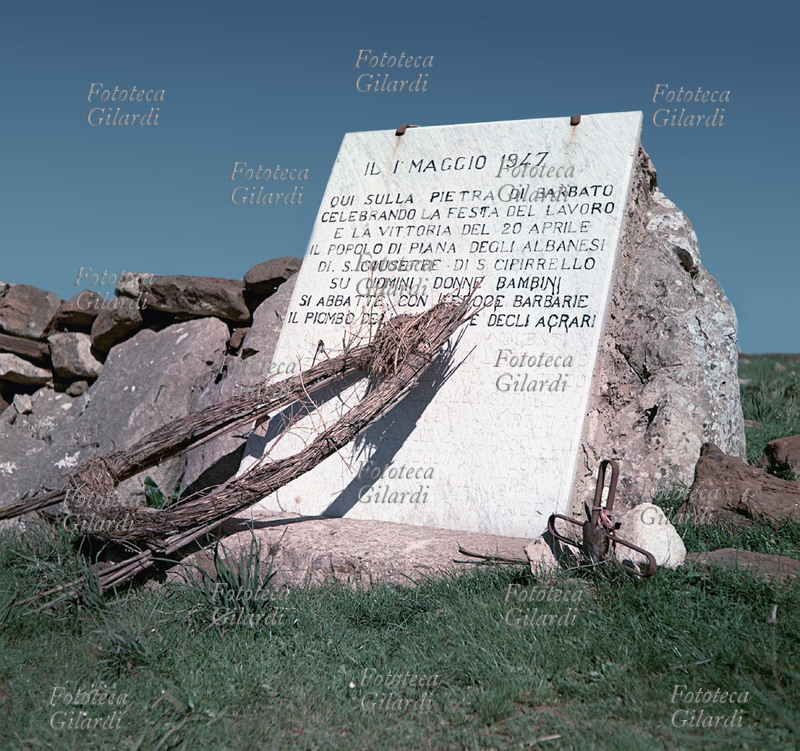 MOTI CONTADINI Portella della Ginestra (Palermo) la lapide adornata da una corona rinsecchita dove ebbe luogo la strage, sopra un cumulo di pietre: \
