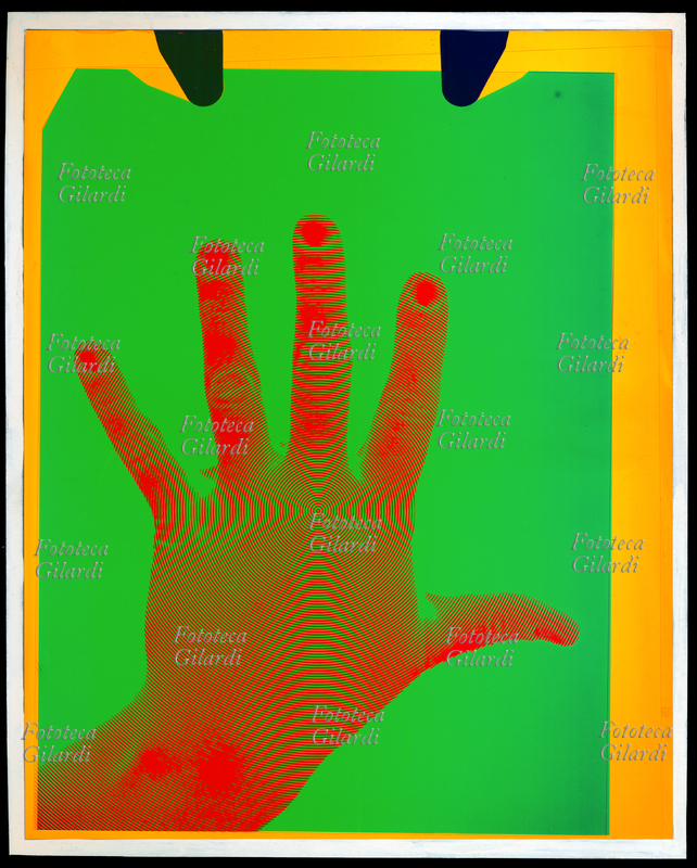 MANO SIMBOLICA Immagine positiva elaborata nei colori arbitrari verde, rosso e giallo con retino a cerchi concentrici; tavola che esemplifica la selezione dei toni partendo da fotografia b/n in pellicola lith o fotolitografica, che con l\