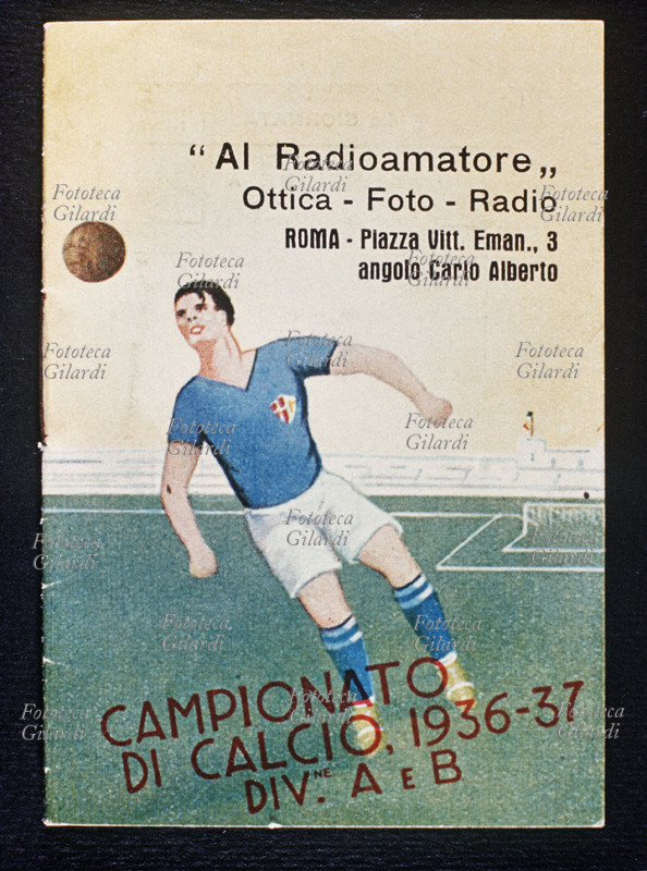 SPORT tessera per il campionato di calcio divisione A e B. Il calciatore raffigurato ha sulla maglia azzurra lo scudo dei Savoia con il fascio littorio. In alto a destra appare il timbro di uno sponsor: un negozio di Ottica, Foto, Radio. Italia, stagione 1936-37.
