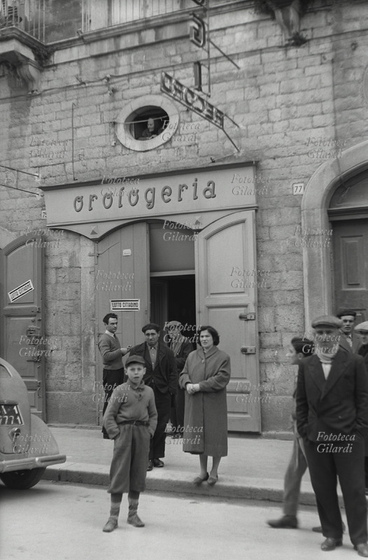 BARLETTA negozi chiusi per lutto cittadino a Barletta per i funerali imponenti di Giuseppe Di Corato, Giuseppe Spadaro e Giuseppe Lojodice rimasi uccisi il 14 marzo 1956: le forze di polizia aprirono il fuoco contro circa 4.000 persone che manifestavano contro le discriminazioni nell\