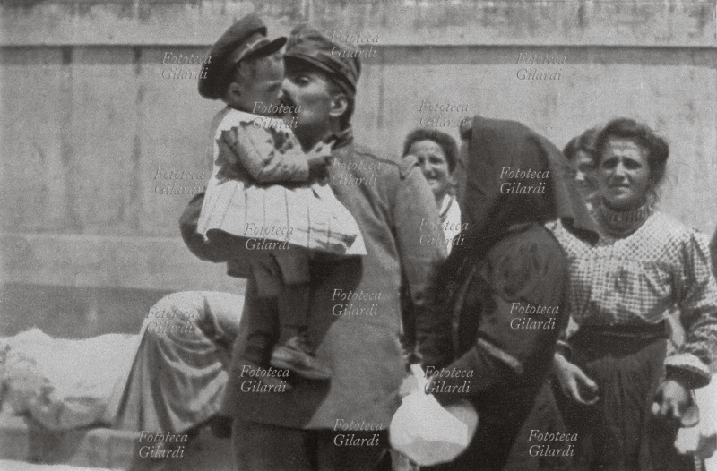 I GUERRA MONDIALE La partenza dei richiamati. Un soldato saluta il figlio baciandolo per l\