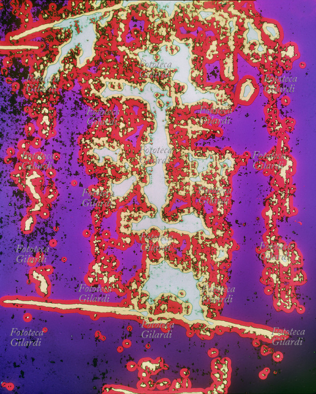 COLORI ARBITRARI elaborazione cromatica della Santa Sindone, particolare del volto di Gesù Cristo. Viso bianco e giallo paglierino a contorno rosso su fondo violetto e nero. Il sofisticato procedimento di colorazione creativa arbitraria è stato ideato da Ando Gilardi (1921 - 2012) #andogilardi negli anni Settanta, una tecnica foto-grafica di grande potenza espressiva e declinabilità, dai risultati definibili come precursori delle successive elaborazioni in digitale. Color G, Milano, 1977.