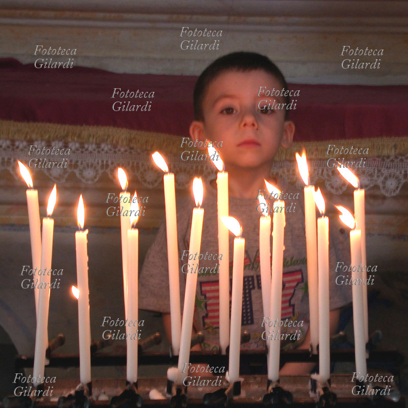 BAMBINI Bimbo guarda le candele accese all\