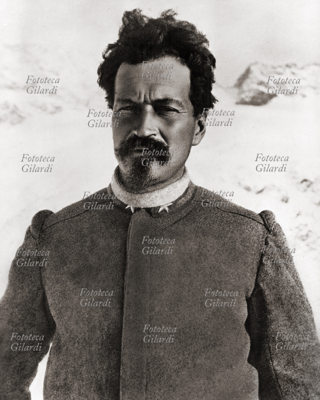 Cesare BATTISTI (1875-1916) ritratto fotografico a mezzobusto del patriota, giornalista, geografo, politico socialista e irredentista italiano in divisa da alpino sull\