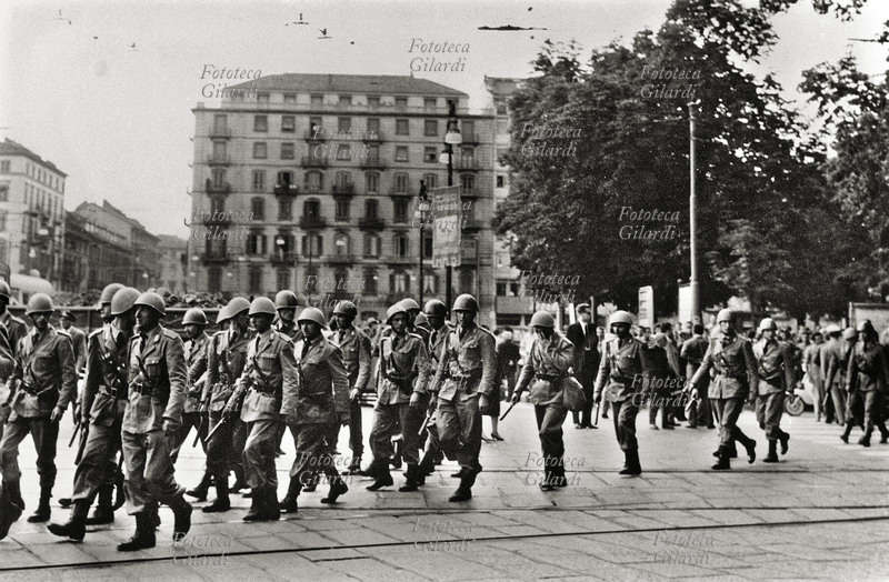SCIOPERO alla FIAT, mobilitazione di polizia in tenuta antisommossa. Torino, luglio 1962.
