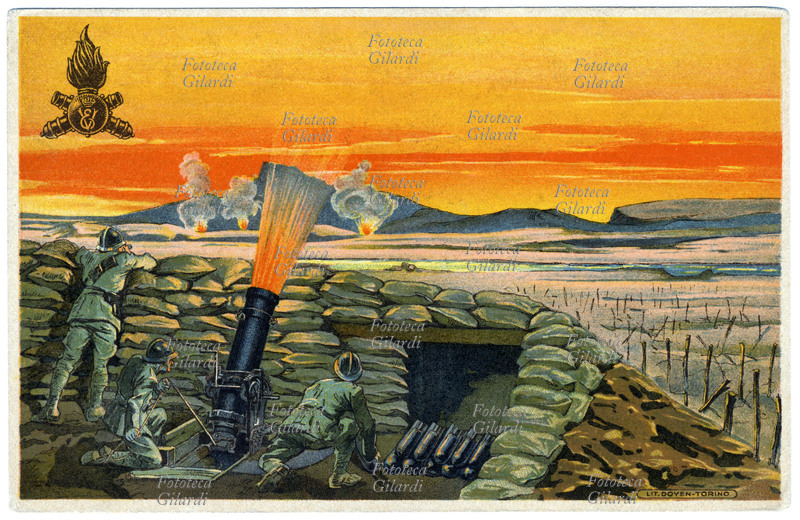 I GUERRA MONDIALE Un cannone spara dalla trincea. Cartolina postale edita dalla scuola di tiro per bombardieri della divisione dei Bombardieri del Re . Italia, Prima Guerra Mondiale 1915-18.
