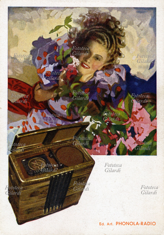 RADIO Phonola Radio con mobile a sportello superiore modello 526, immagine pubblicitaria. Giovane donna sorridente in abito primaverile. Fotolitografia illustrazione di Giovanni Nanni (1888 - 1969), Milano 1920 - 1930.