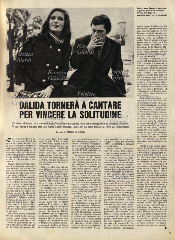 MUSICA LEGGERA "Dalida tornerà a cantare per vincere la solitudine" articolo di Vittorio Franchini (1927 – 7 ottobre 2014), scrittore, giornalista e critico musicale italiano, sul tentato suicidio della cantante italo francese. Due mesi dopo la morte di Luigi Tenco (21 marzo 1938 – 27 gennaio 1967), Yolanda Gigliotti, in arte Dalida (17 gennaio 1933 – 3 maggio 1987) tenta il suicidio a Parigi, in un albergo in cui era stata con il cantautore italiano; è stata salvata da una cameriera. Pagina da "La Domenica del Corriere", 19 marzo 1967