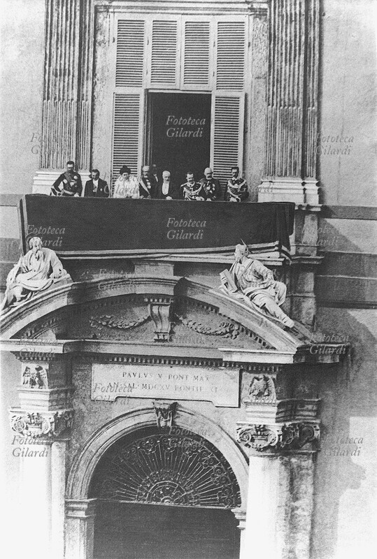 ITALIA Il presidente francese Èmile Loubet affacciato con i reali d\