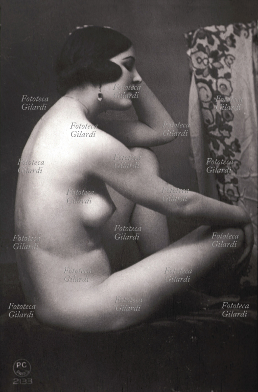 EROTISMO Nudo femminile seduto, di profilo. Una mano tra i capelli e l\