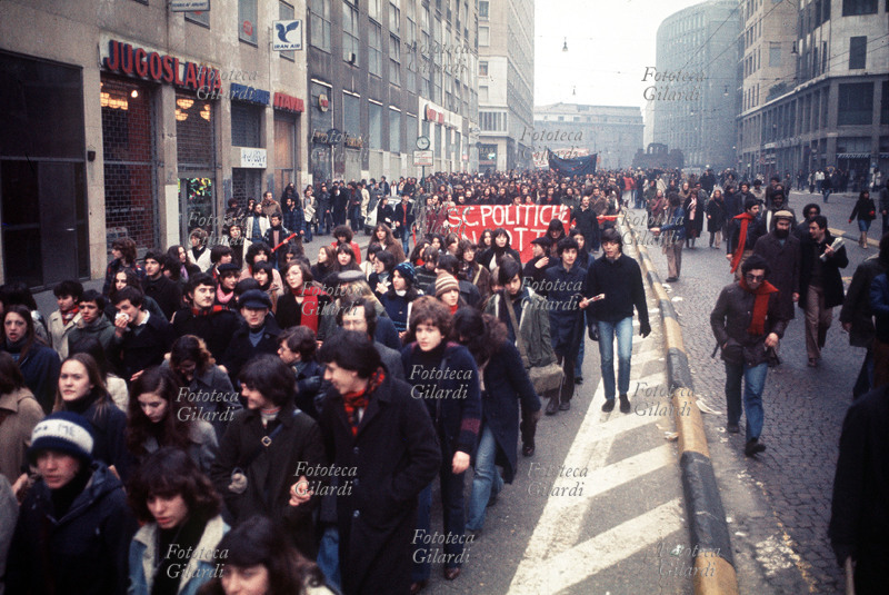 MANIFESTAZIONE STUDENTESCA il corteo arriva da piazza Missori diretto in via Larga, verso la zona dell\