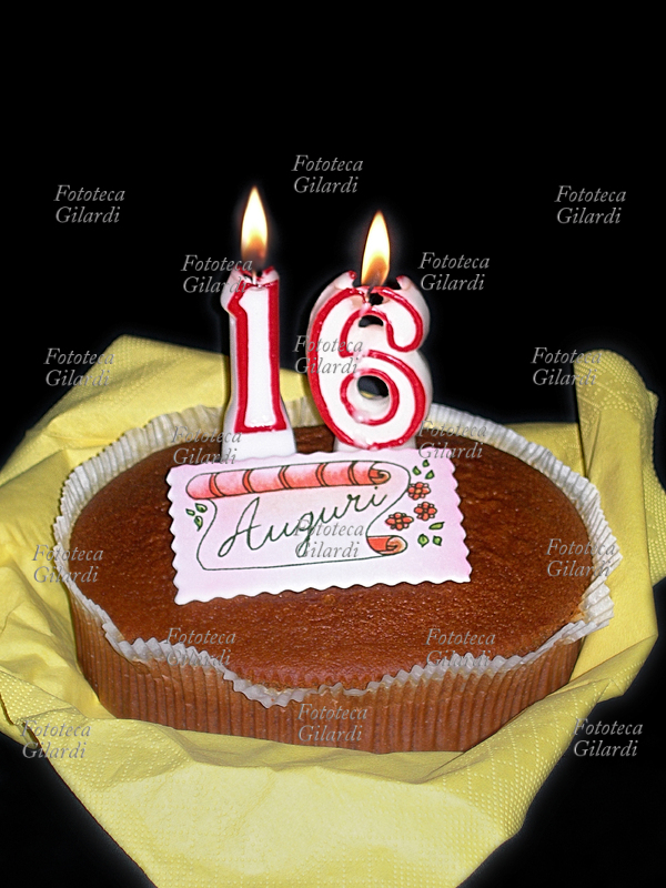 TORTA per il sedicesimo compleanno, al centro una scritta in zucchero \