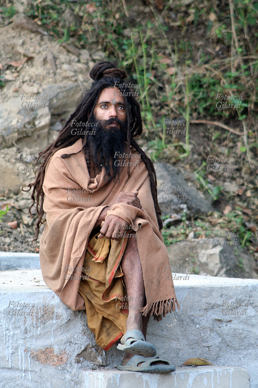 SANTONE Pushkar: ritratto di sadhu (santone) lungo la Mont Abu Road. Il sadhu (dal sanscrito «uomo di bene, sant\