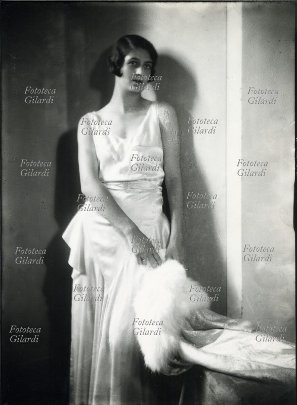 Ghitta CARELL (20 settembre 1899 – 18 gennaio 1972), ritratto della Contessa Tracagni con abito da sera in raso bianco. La Carell fu la fotografa ufficiale dei reali d\