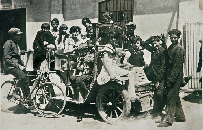 FOTOGRAFIA RICORDO DI FAMIGLIA CON LA PRIMA AUTOMOBILE 1920 CIRCA FOTOGRAFIA RICORDO DI FAMIGLIA CON LA PRIMA AUTOMOBILE 1920 CIRCA