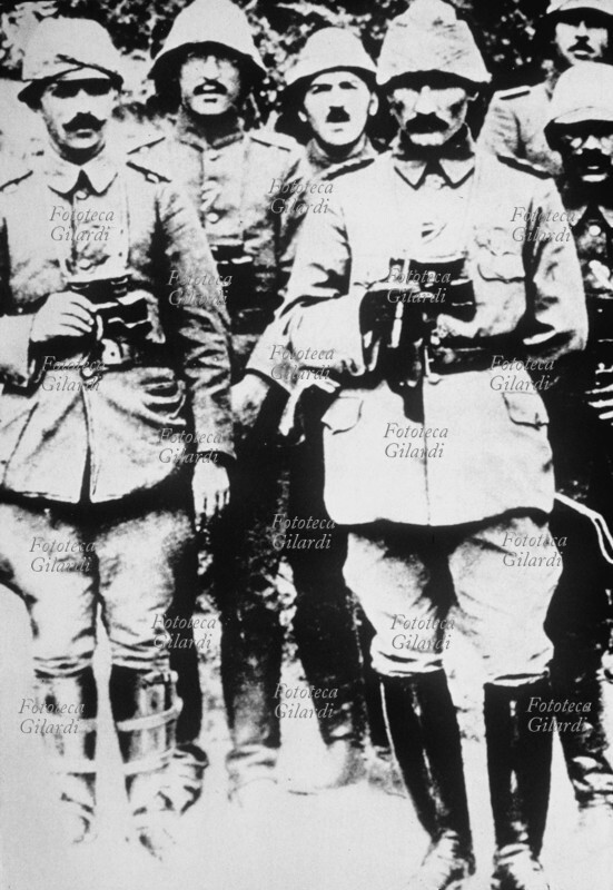 TURCHIA Mustafà Ataturk Kemal (1880-1938) a Gallipoli nel 1915 durante la resistenza turca agli inglesi. Divenne presidente della repubblica turca nel 1923, Capo dello Stato e del Partito Repubblicano del popolo. Divenuto presidente egli abolì la religione di Stato nel suo paese e pronunciò una delle invettive più dure contro l\