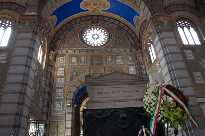 OMAGGIO ALLA TOMBA DI MANZONI NEL CENTOCINQUANTENARIO OMAGGIO ALLA TOMBA DI MANZONI NEL CENTOCINQUANTENARIO