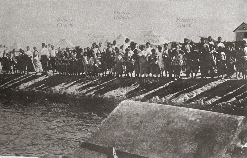 ARMENIA uomini, donne e bambini armeni salvati dai francesi dal massacro turco. Porto Said, dicembre 1915