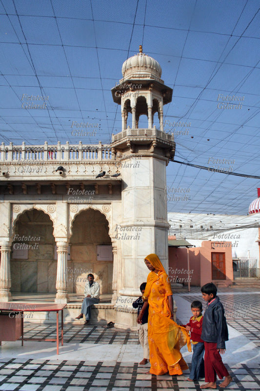 INDIA Il tempio dei Topi - Madre e due bambini nel cortile interno del tempio dedicato alla dea Karni Mata, a Deshnok, nel Rajasthan, qui una moltitudine di topi sacri (Kaba) viene venerata e nutrita con latte e offerte dai fedeli. All\
