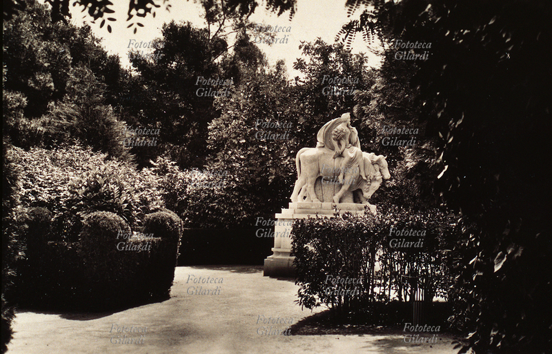 ESPOSIZIONE Internazionale di Barcellona, un angolo del parco, con statua allegorica di divinità femminile (Europa?) . Fotografia, Barcellona 1929