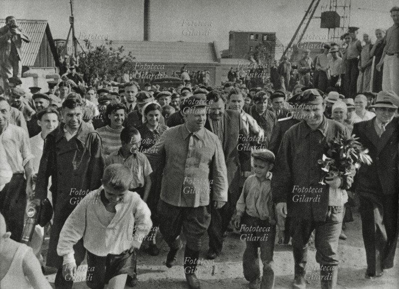 Nikita Sergeevic KRUSCEV (1894-1971) visita i lavoratori delle miniere. Immagine fotografica di propaganda. URSS 1960