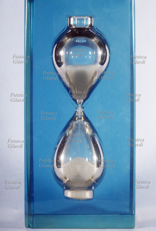 MISURAZIONE del tempo con clessidra a sabbia, modello moderno in plexiglass. Italia 1990.