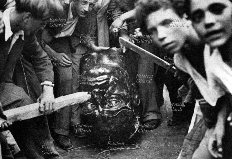 SECONDA GUERRA MONDIALE Roma, alla notizia della caduta del governo fascista il popolo esultante abbatte le statue di Mussolini, Italia 25 luglio 1943