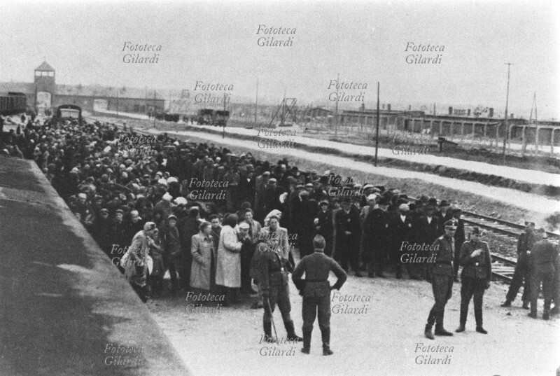 NAZISMO ebrei deportati arrivano al campo di concentramento di Auschwitz. Vengono costituiti due gruppi: quello composto di donne, ragazzi, bambini e anziani sarà subito inviato alle camere a gas; l\