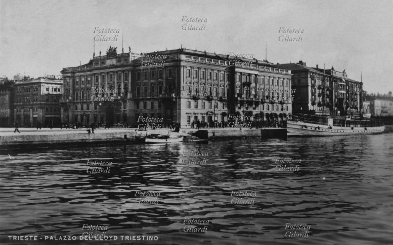 TRIESTE Veduta dal mare del Palazzo del Lloyd Triestino, primi anni del 1900.