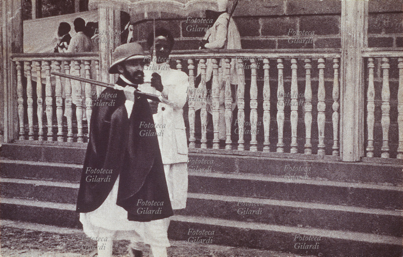 COLONIALISMO Italia/Etiopia. Addis Abeba, il Negus in processione. Cartolina fotolitografica, s.d.