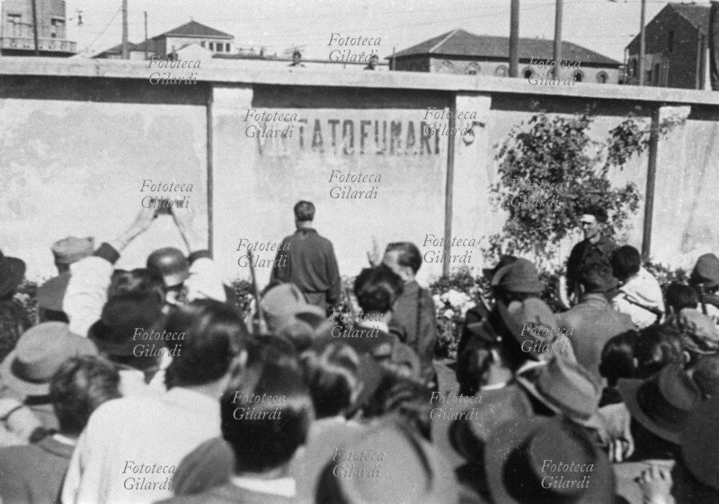 RESISTENZA Fucilazione di Achille Starace (18 agosto 1889 – 29 aprile 1945) a Milano in piazzale Loreto. Fotografia scattata da dietro al plotone di esecuzione, in mezzo alla folla accorsa per assistere all\