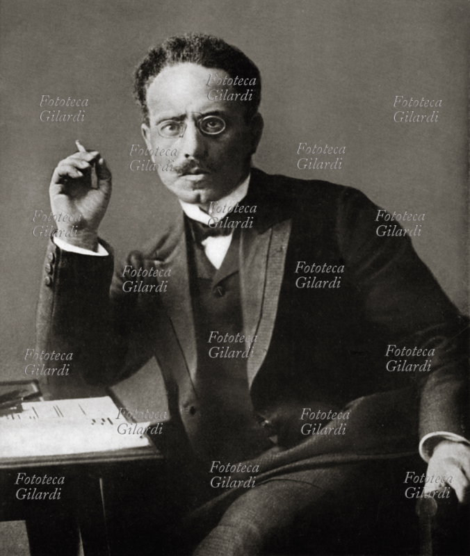 Karl LIEBKNECHT (13 agosto 1871 – 15 gennaio 1919) politico e avvocato tedesco, uno dei fondatori della Lega di Spartaco nella Germania anteguerra. Morì assassinato dai militanti dei Freikorps al servizio del nuovo governo socialdemocratico tedesco guidato da Friedrich Ebert, che lo prelevarono, torturarono e interrogarono durante la violenta repressione della rivolta spartachista di Berlino, il 15 gennaio 1919