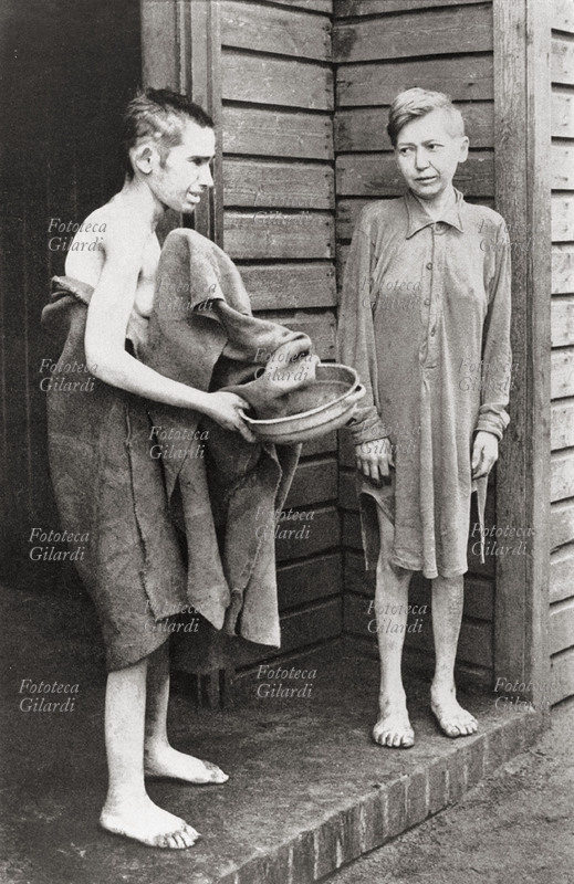 SHOAH campo di concentramento. Internate di Buchenwald davanti alle baracche all\