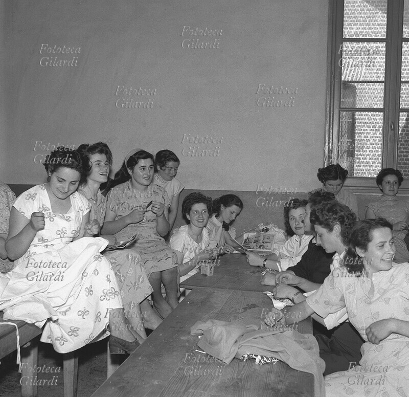 STORIA DEL MOVIMENTO OPERAIO lavoratrici del Cotonificio Valle Ticino passano in diverso modo le interminabili ore dell\