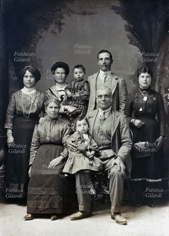 FAMIGLIA estesa, genitori anziani e tre figlie adulte, una della quali con marito e due figlie bambine. Le due sorelle \