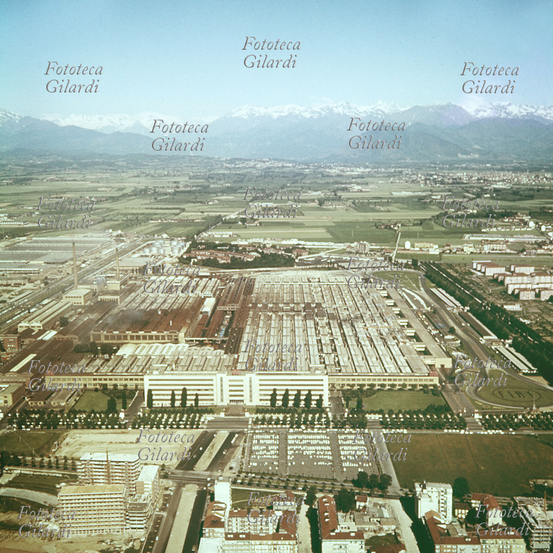 TORINO Stabilimenti Mirafiori FIAT, progettati nel 1932 e inaugurati nel 1937 situati ai margini della città. La prima automobile di cui si avvia la produzione è la \