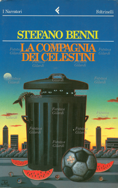 Stefano BENNI (12 agosto 1947 - 9 settembre 2025) scrittore, umorista, giornalista, sceneggiatore, poeta e drammaturgo italiano. In un paesaggio urbano gli occhi di tre bambini rilucono spuntando dal coperchio semisollevato di un bidone della spazzatura fra fette d\