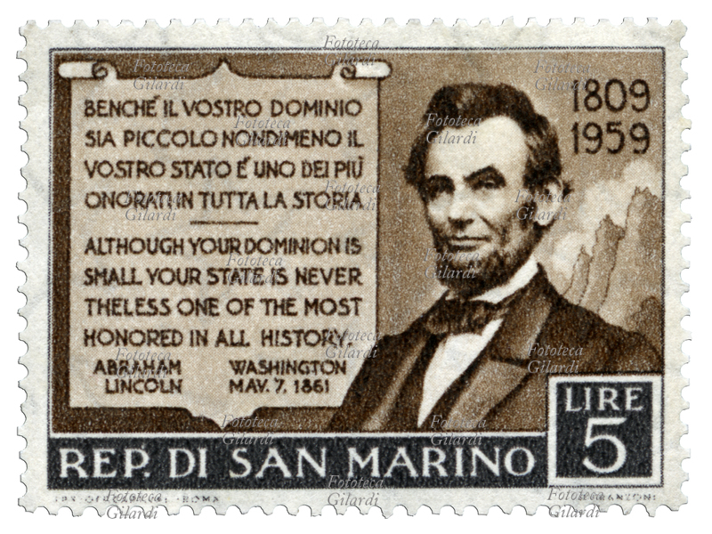 Abraham LINCOLN (12 febbraio 1809 – 15 aprile 1865), francobollo commemorativo dalla serie emessa dalla Posta sammarinese per il 150° anniversario della sua nascita. Nel cartiglio una citazione della lettera che il Presidente statunitense scrisse nel 1861 ai Capitani Reggenti della nazione amica, che gli avevano offerto la Cittadinanza Onoraria: "Benché il Vostro dominio sia piccolo nondimeno il Vostro Stato è uno dei più onorati in tutta la Storia". Disegno di Roberto Franzoni (1882 - 1960), valore nominale 5 Lire, rotocalco I.P.S. Roma. Repubblica di San Marino, emissione 1 luglio 1959