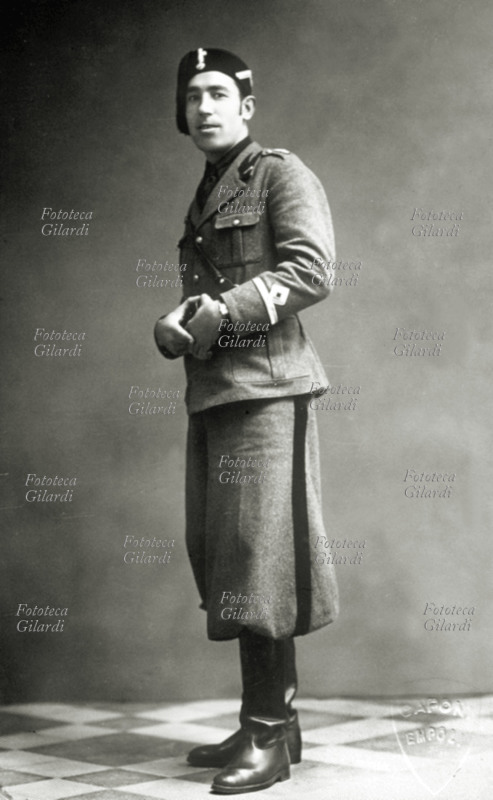 FASCISMO fotografia ricordo di un giovane in divisa fascista. Sul retro la dedica agli zii, luogo e data: Cerreto Guidi 21-12-1935.