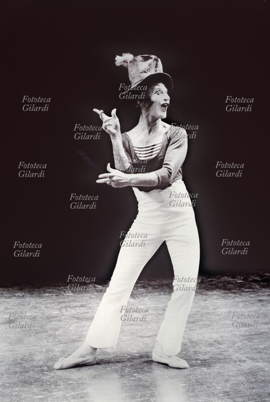 Marcel MARCEAU (1923-2007) Il mimo francese è sul palcoscenico del Teatro des Champs-Elysees a Parigi e interpreta il suo celebre personaggio Bip. Il personaggio nacque dalla fantasia del mimo nel 1947 con la formazione della sua prima propria compagnia teatrale. Fotografia di scena, Parigi 1975