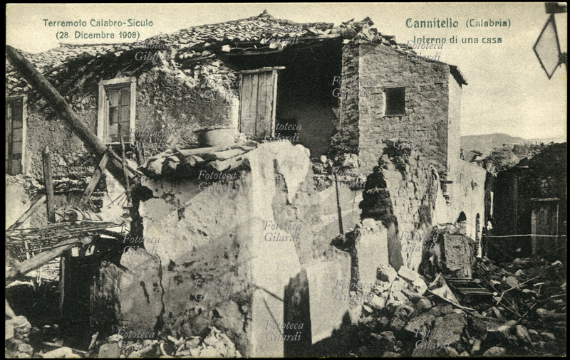 TERREMOTO Calabro-Siculo del 1908. Cannitello (Calabria) interno di una casa. Il terribile sisma di magnitudo 7,2 ha contato fra le 90.000 e le 120.000 vittime in tutta la zona colpita. Cartolina postale da una serie edita dalla Croce Rossa a sottoscrizione per i terremotati, sistema mediatico pionieristico per la raccolta dei fondi a favore delle vittime di catastrofe naturale, che nell\