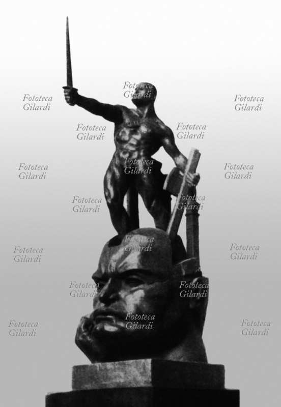 ART FASCIST The cult of personality is also expressed through artistic representation. The Duce-superman comes out brandishing his sword by his own mind, one hand on fasces. Sculpture of the co-founder of Beam Battle of Milan, as well as Captain of the Arditi Ferruccio Vecchi (1894-1959), "The Empire that springs from the mind of the Duce", exhibited at the Venice Biennale 1940
