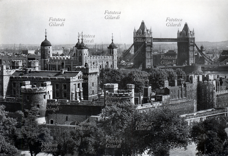 LONDRA Torre di Londra, veduta nord-ovest. Cartolina postale, fotografia circa 1955.