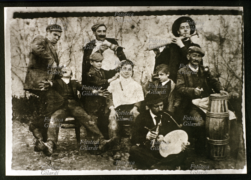 SCENEGGIATA fantasioso gruppo di persone apparentemente povere e semplici ma con il senso dell\