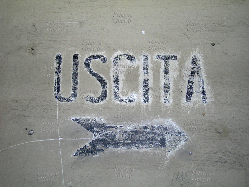 II GM MILANO Indicazione di USCITA, segnaletica dipinta all\